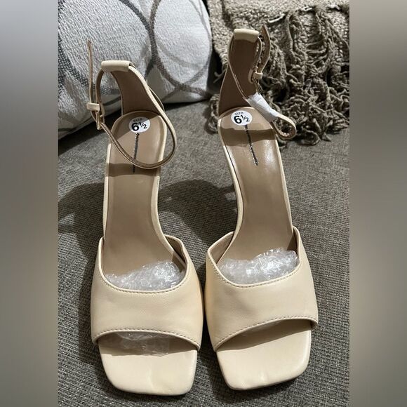 Ann Taylor Leather Sandals 6.5 Cream Color. Has sharpie on brand MSRP$68 NWOB - Picture 1 of 7
